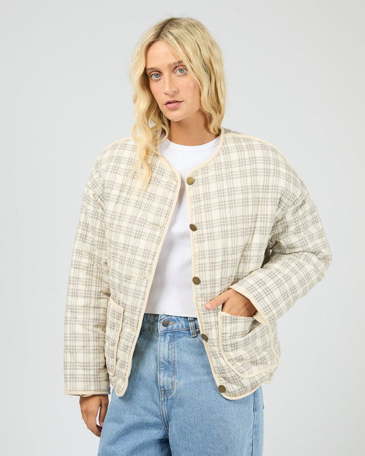 Your Autumn Jacket Guide: Lightweight Layers, Quilted Comfort & On‑Trend Styles